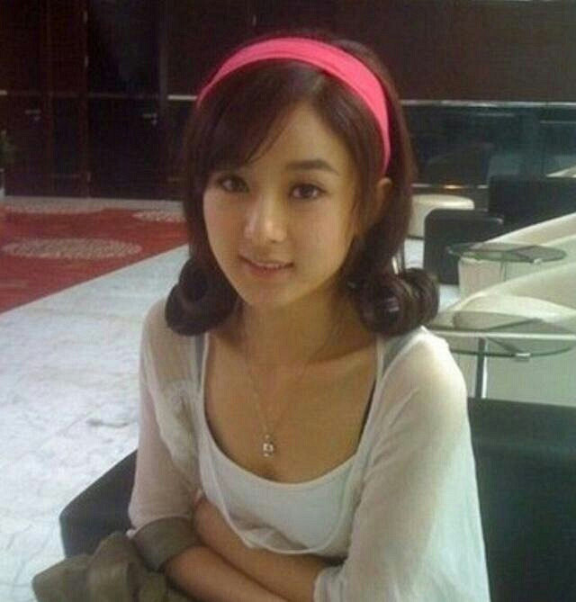 赵丽颖的旧照,和现在没什么大变化,五官精致,特