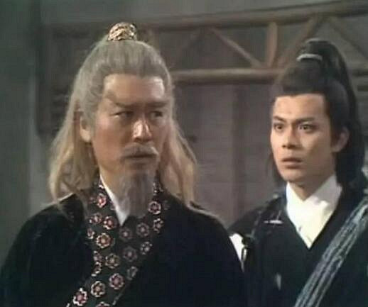 82岁黄药师陪妻子买年货 老夫老妻显恩爱