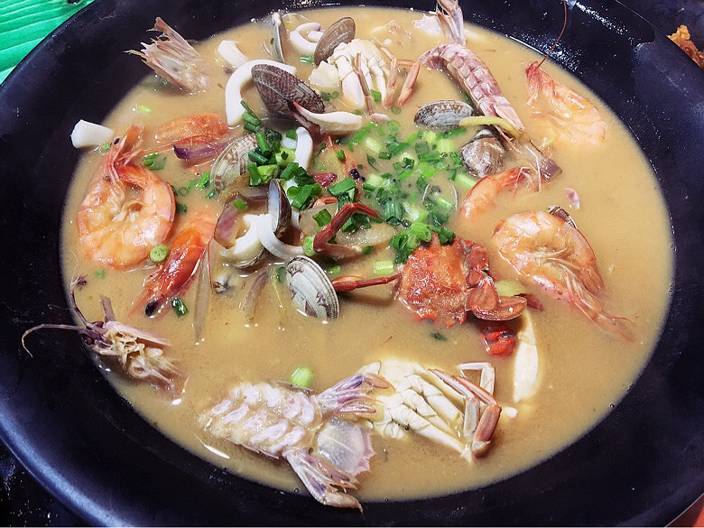 听说这家的牛蛙很好吃,我来拔拔草