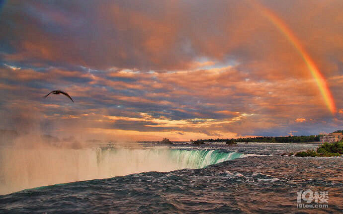 尼亚加拉瀑布位于加拿大和美国交界的尼亚加-
