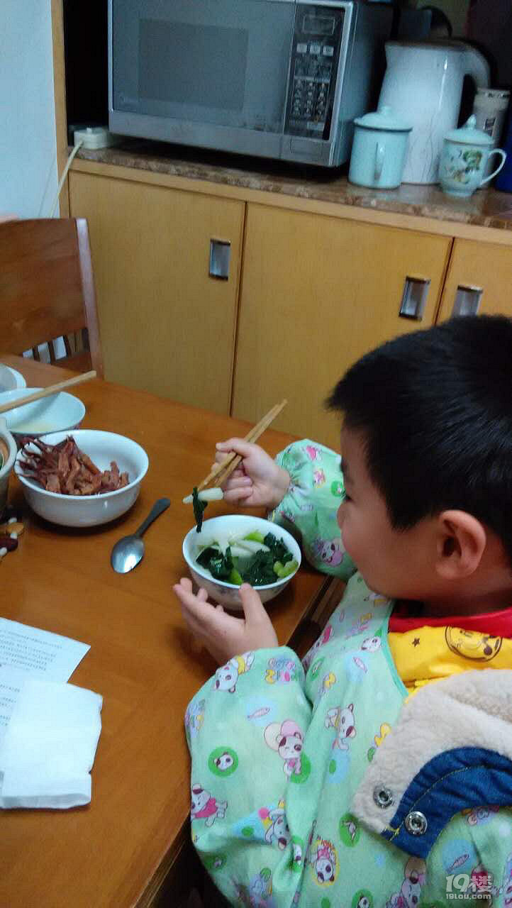幼儿园中班,终于学会用筷子了