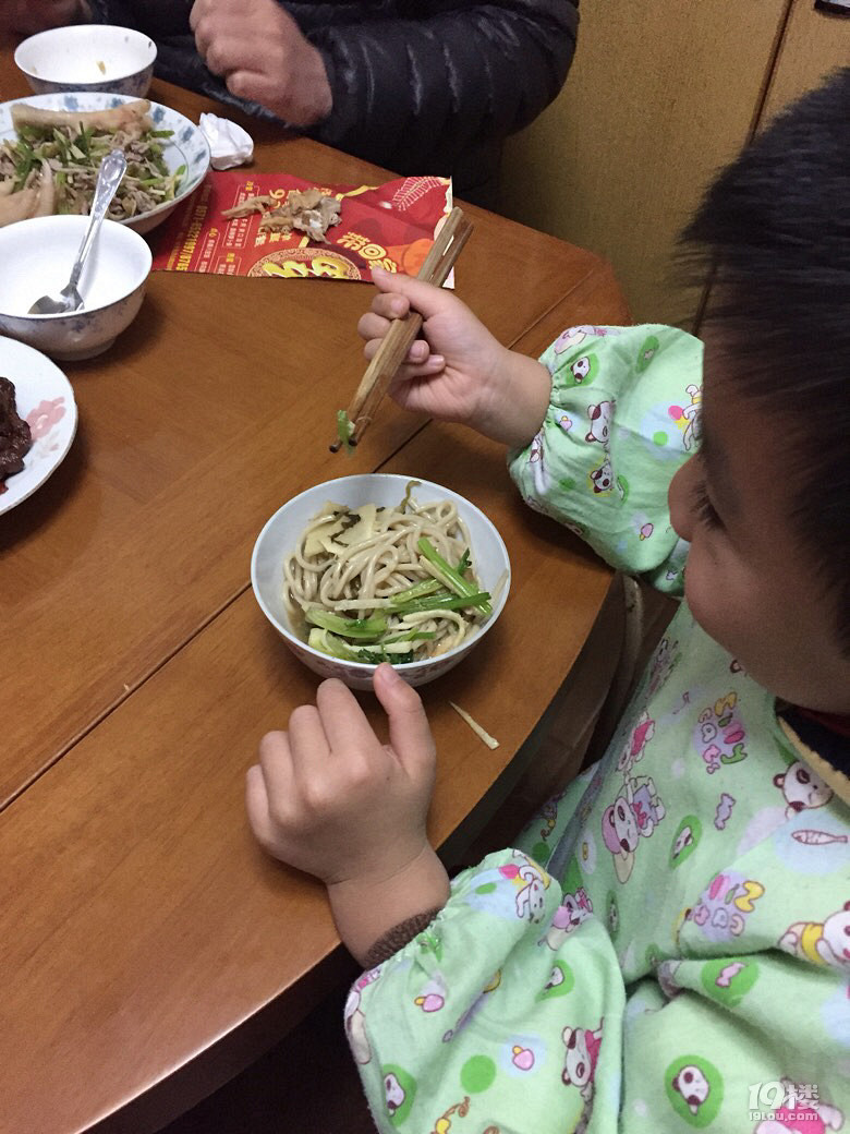 幼儿园中班,终于学会用筷子了