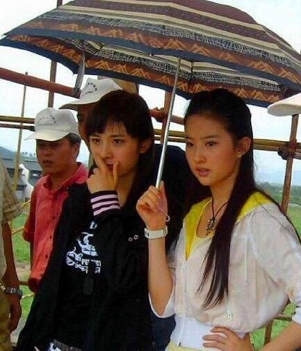 今非昔比!杨幂10年前旧照曝光 曾为刘亦菲撑伞