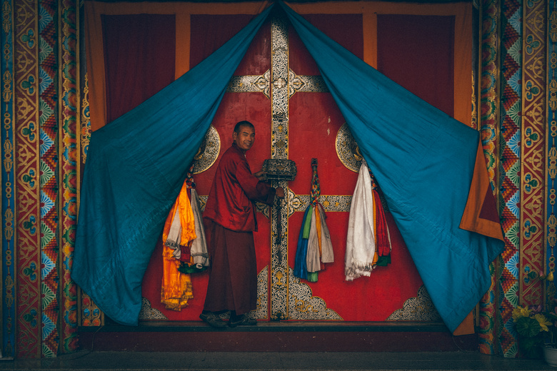 老片子-喇嘛庙内