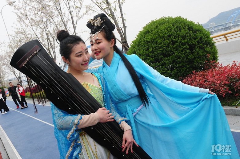 千古情美女穿越到中国最美樱花跑道,杭州樱花美女桌面图片纹身图片