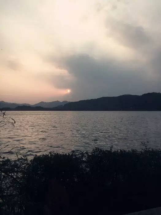 西湖邊7家不敢進(jìn)的高大上餐廳價(jià)格原來(lái)這么親民揣100塊就能