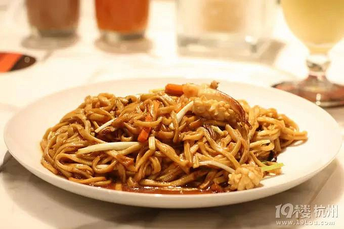 不必對著TVB劇里的美食流口水！這幾家店讓你一筷子夾到香港