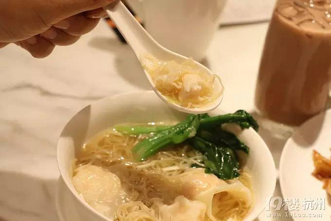 不必對著TVB劇里的美食流口水！這幾家店讓你一筷子夾到香港
