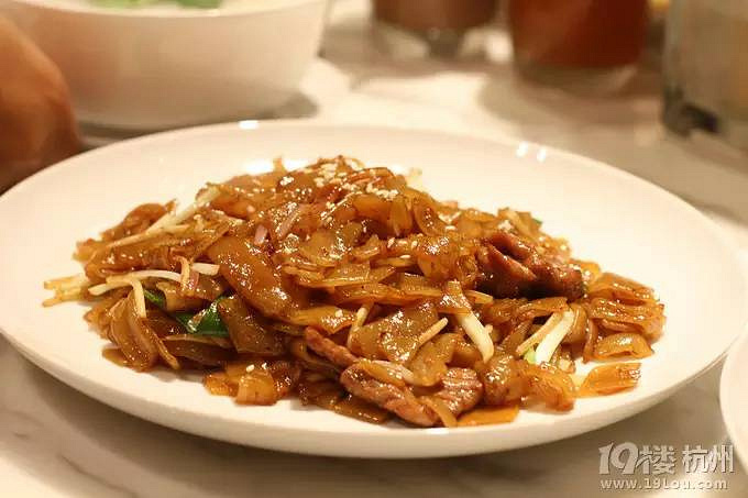 不必對著TVB劇里的美食流口水！這幾家店讓你一筷子夾到香港