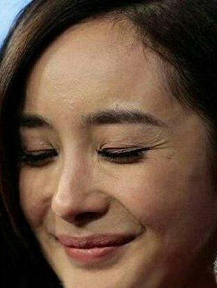 杨幂出席活动眼睛变小嘴巴变肿 让人惊呆了!