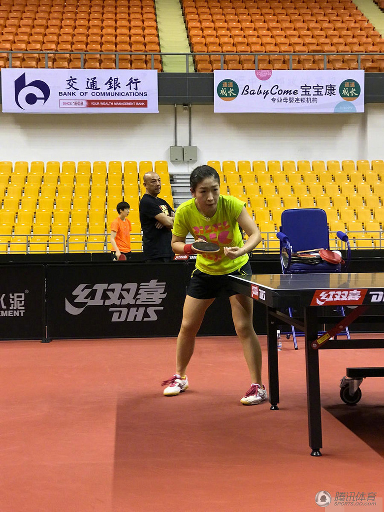 组图:世乒赛热身赛在即 大魔王丁宁冲天鬏抢眼