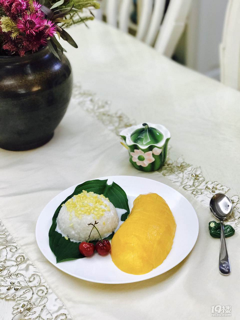 夏日給女兒做盤花一樣美麗且美味的飯飯----泰式芒果飯