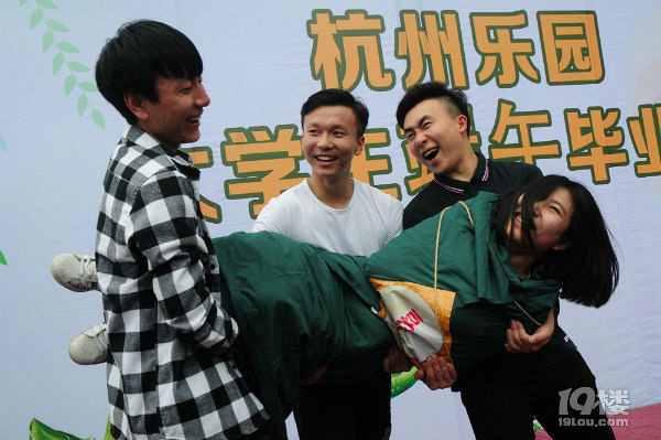 杭州樂園大學生裹人體肉粽拍畢業(yè)照，瘋狂解壓