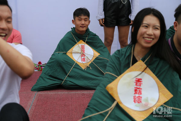杭州樂園大學生裹人體肉粽拍畢業(yè)照，瘋狂解壓