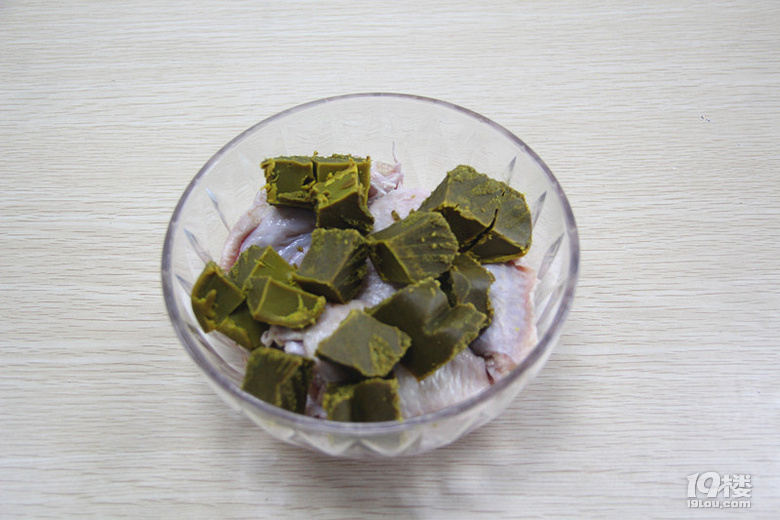 聞到香氣就流口水的咖哩雞翅，一點(diǎn)也不會(huì)輸給可樂(lè)雞翅