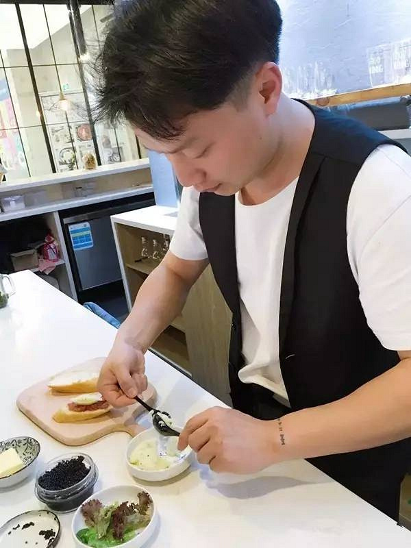 流浪歌手、皮具制作人、愛傾聽的萌妹子，三個完全不同的年輕人合