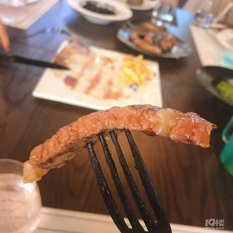 流浪歌手、皮具制作人、愛傾聽的萌妹子，三個完全不同的年輕人合