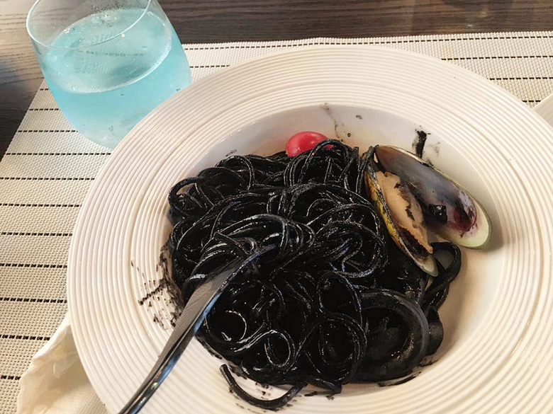 流浪歌手、皮具制作人、愛傾聽的萌妹子，三個完全不同的年輕人合