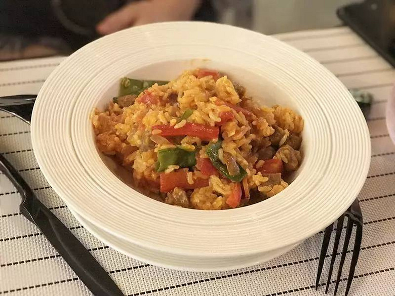流浪歌手、皮具制作人、愛傾聽的萌妹子，三個完全不同的年輕人合