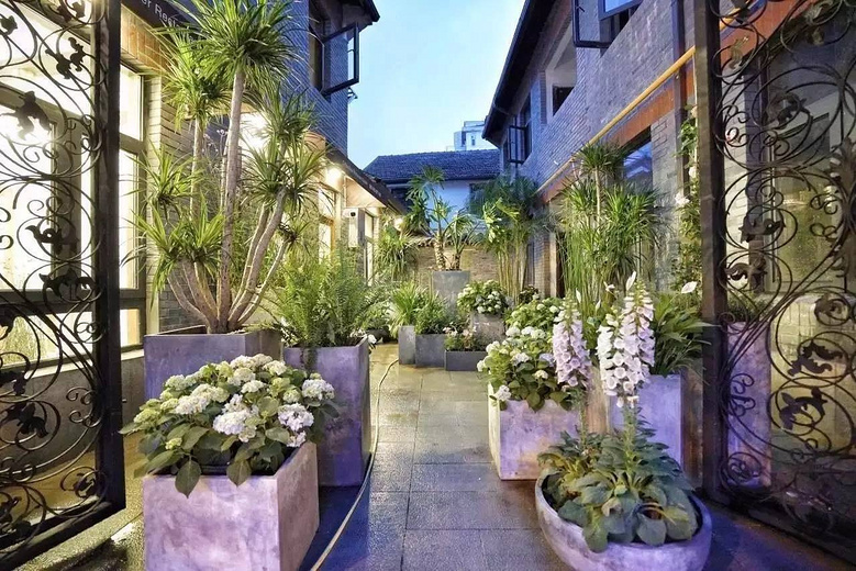 她在延安路上建了一座“小花園”，有美酒也有美食，老板娘大概就