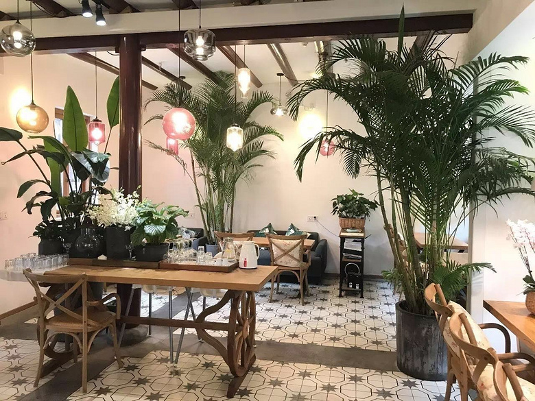 她在延安路上建了一座“小花園”，有美酒也有美食，老板娘大概就