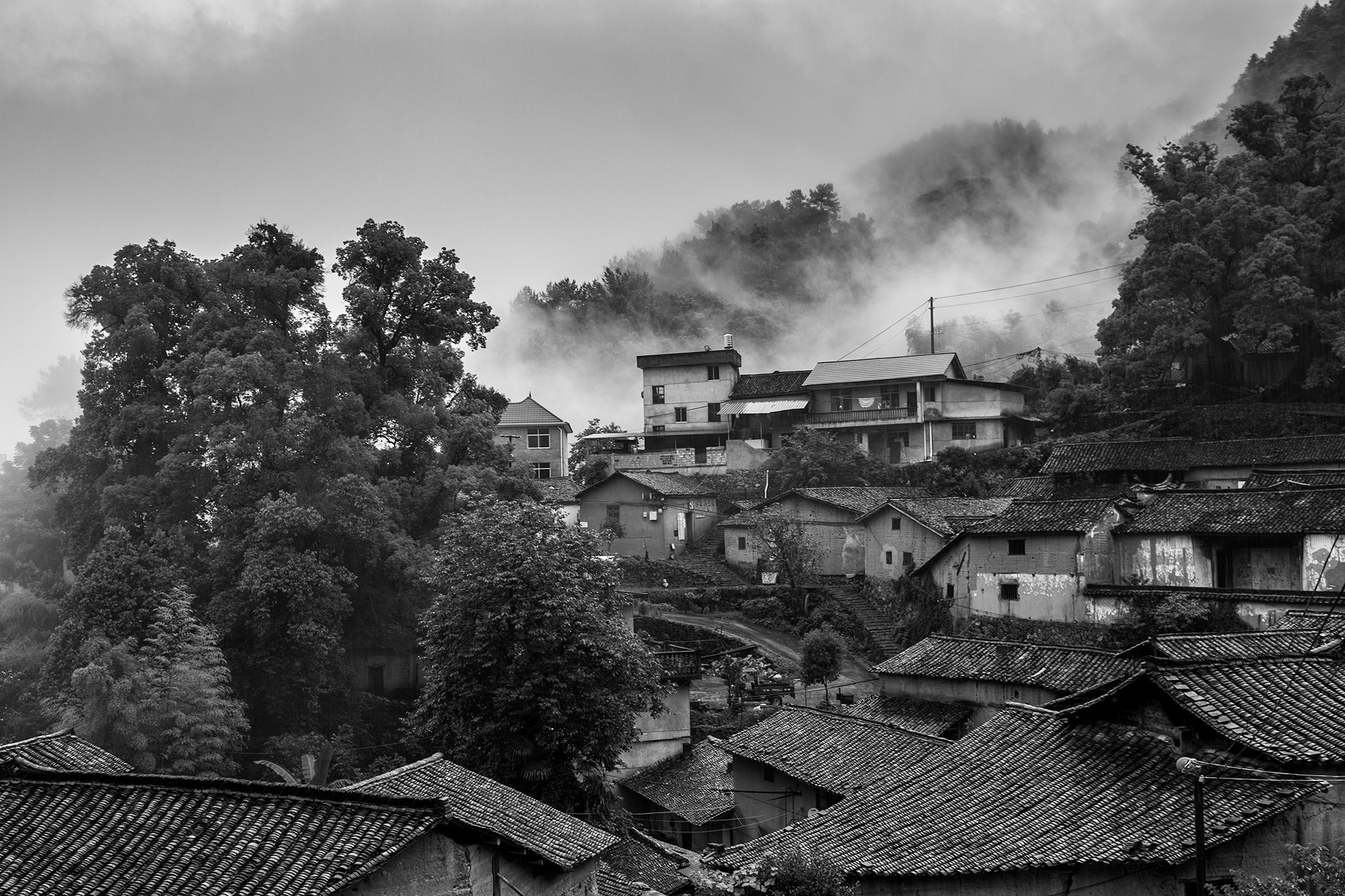 雨中老村落