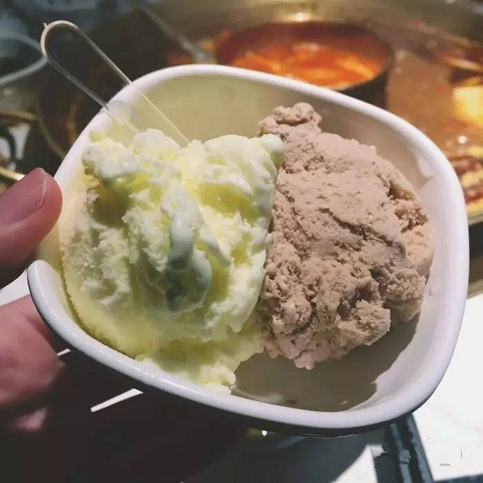 西湖銀泰新開的網(wǎng)紅火鍋店在上�？墒侨藲馔酰∨Ｍ芎艽笾�，好像練