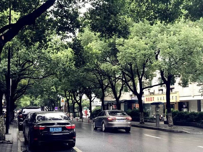 和我在惠民路的街頭走一走  和那些開了七八年的老店說聲再見