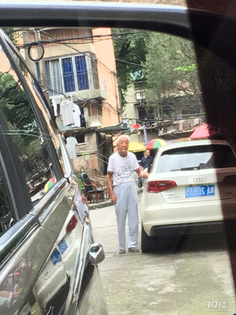 老人故意划车,实在可恨!-我要爆料-我要爆料-杭