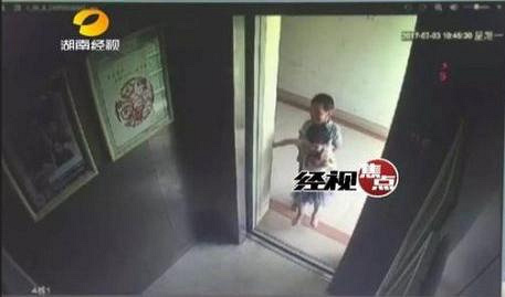 男孩将2岁女童抱进电梯按下18层按钮,女童出电梯坠亡你怎么看