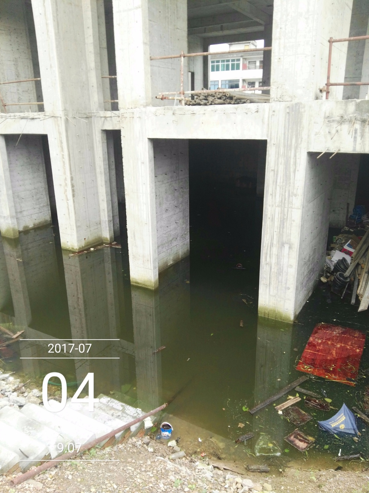 杜加行被叫停四年的高层,地下室被雨水泡了