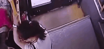 90后男子公交袭胸00后,摸了一把就跑