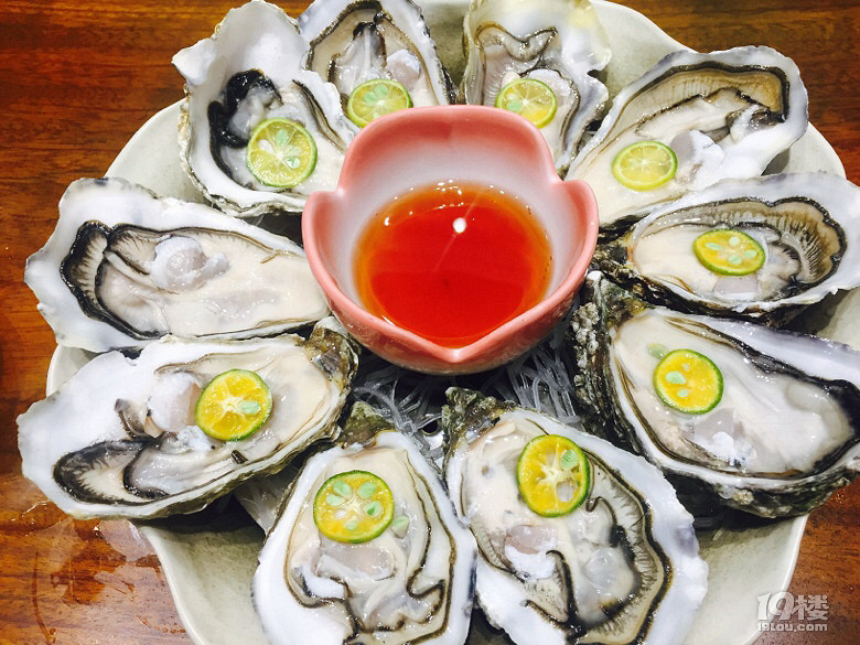 爽翻！又有一處可以過足日料癮的地方，一整盤的海膽，看起來比“