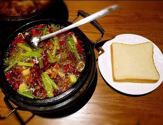 杭州这些下雨都在排队的牛蛙店隐藏着什么惊天秘密