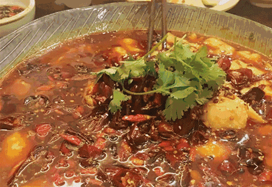 這家的番茄魚(yú)好嚇人！端上來(lái)跟家里臉盆一樣大……就在火車(chē)東站對(duì)