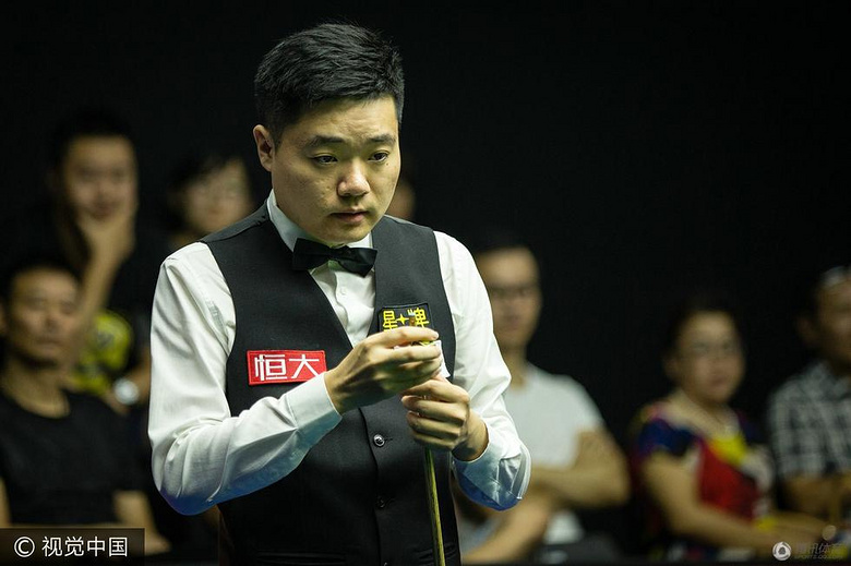 高清:丁俊晖击球表情专注 威尔逊皱眉找角度