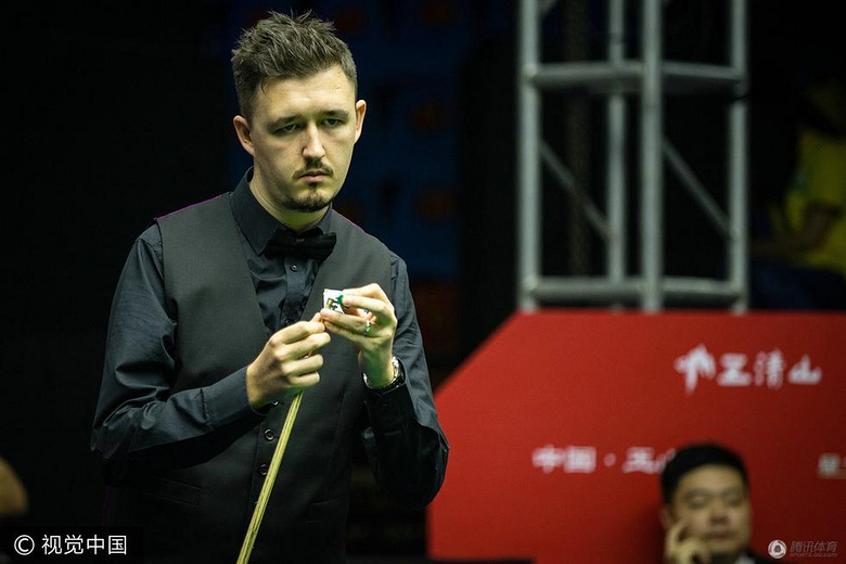 高清:丁俊晖击球表情专注 威尔逊皱眉找角度