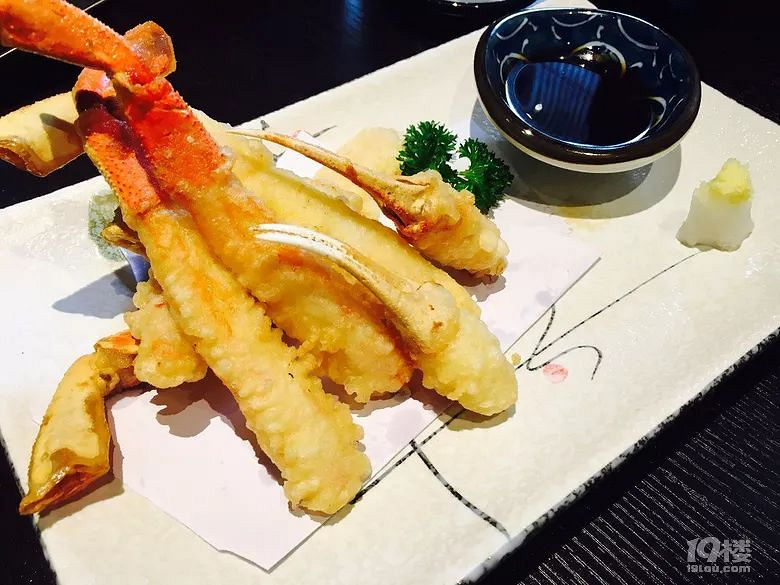 風(fēng)格如此霸氣的日料館子真是頭一回見(jiàn)，黃龍?bào)w育館邊上新開(kāi)的輕奢