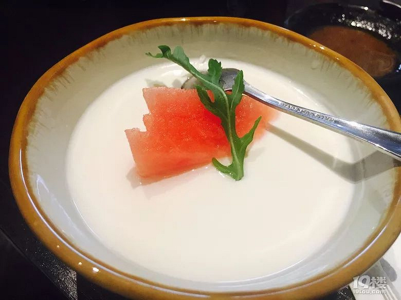 風(fēng)格如此霸氣的日料館子真是頭一回見(jiàn)，黃龍?bào)w育館邊上新開(kāi)的輕奢