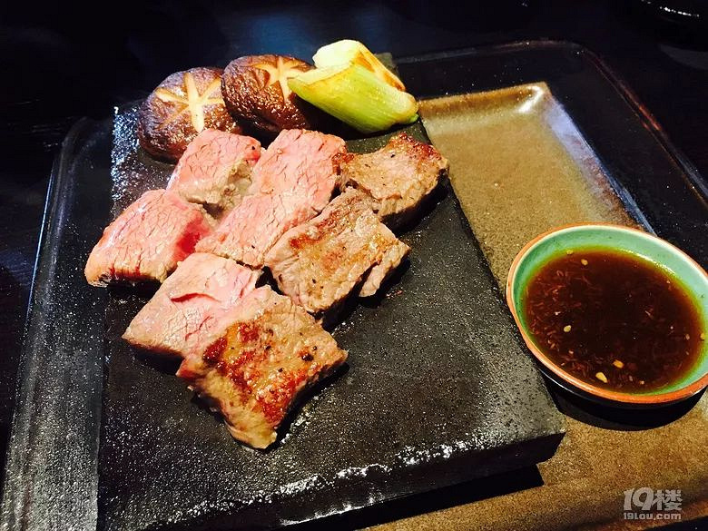 風(fēng)格如此霸氣的日料館子真是頭一回見(jiàn)，黃龍?bào)w育館邊上新開(kāi)的輕奢