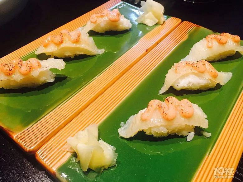 風(fēng)格如此霸氣的日料館子真是頭一回見(jiàn)，黃龍?bào)w育館邊上新開(kāi)的輕奢