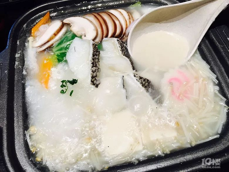 風(fēng)格如此霸氣的日料館子真是頭一回見(jiàn)，黃龍?bào)w育館邊上新開(kāi)的輕奢
