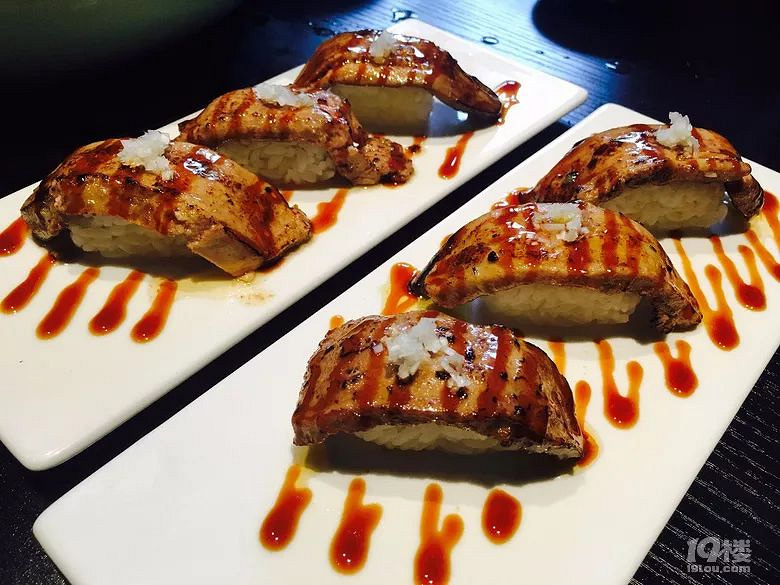 風(fēng)格如此霸氣的日料館子真是頭一回見(jiàn)，黃龍?bào)w育館邊上新開(kāi)的輕奢