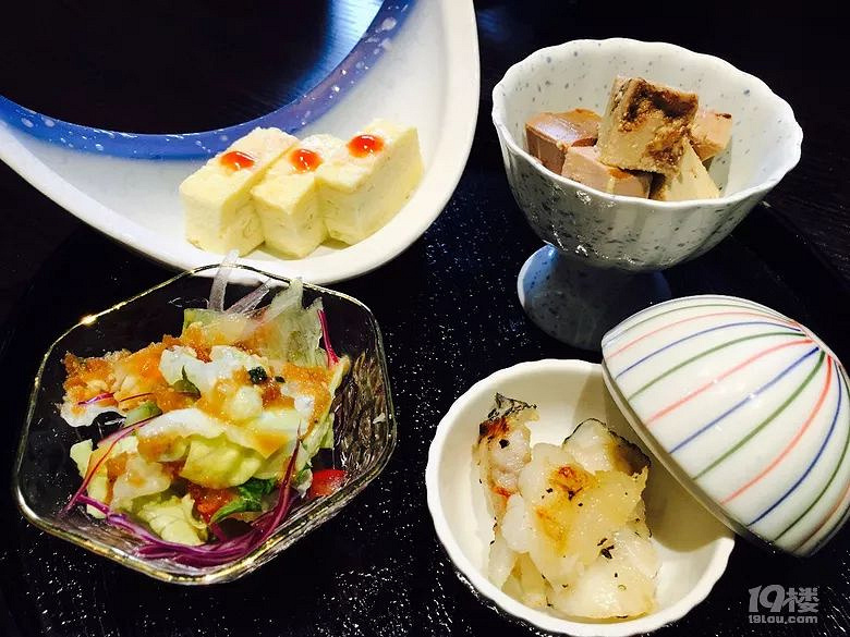 風(fēng)格如此霸氣的日料館子真是頭一回見(jiàn)，黃龍?bào)w育館邊上新開(kāi)的輕奢