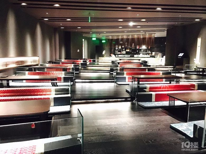 風(fēng)格如此霸氣的日料館子真是頭一回見(jiàn)，黃龍?bào)w育館邊上新開(kāi)的輕奢