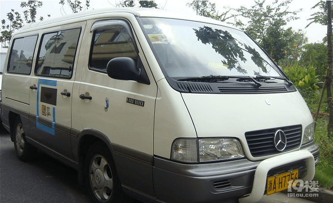 12座15座奔驰MB10017座奔驰斯宾特出租包?