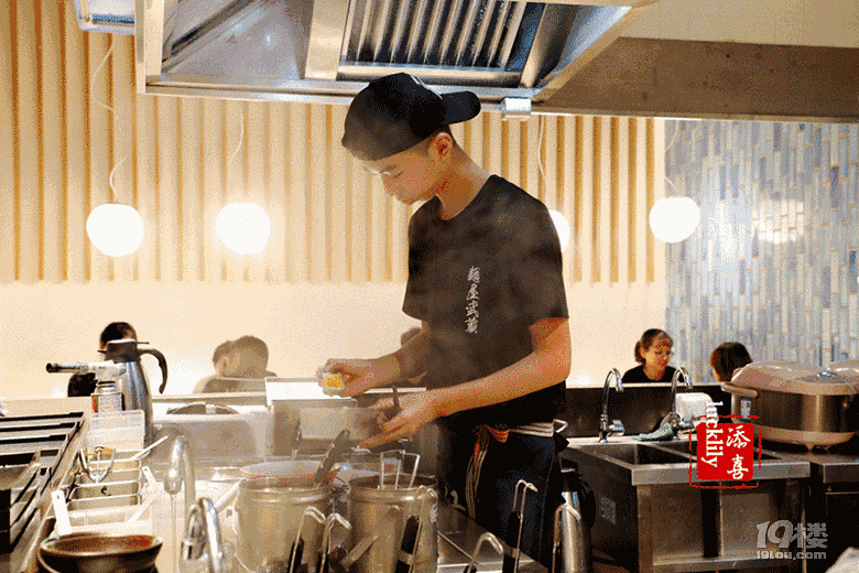 這家自成一派的日式拉面店，竟然可以“免費(fèi)續(xù)面”！再也不怕一碗