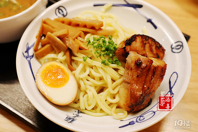 這家自成一派的日式拉面店，竟然可以“免費(fèi)續(xù)面”！再也不怕一碗