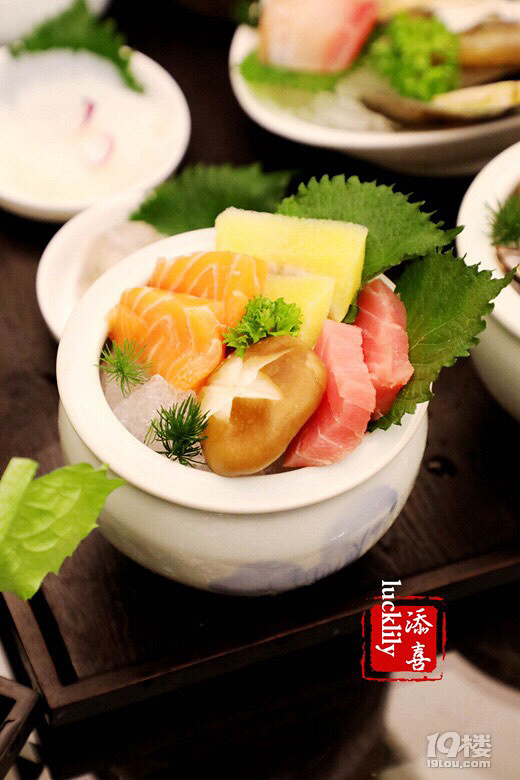 #添喜美食分享# 世貿(mào)君瀾大飯店四樓桃源川味的養(yǎng)生小火鍋