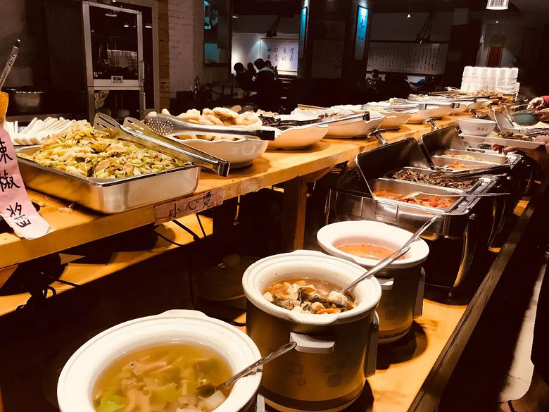 19元一頓，老板你真的賺錢嗎？隱藏在解放路上寫字樓里的素食館